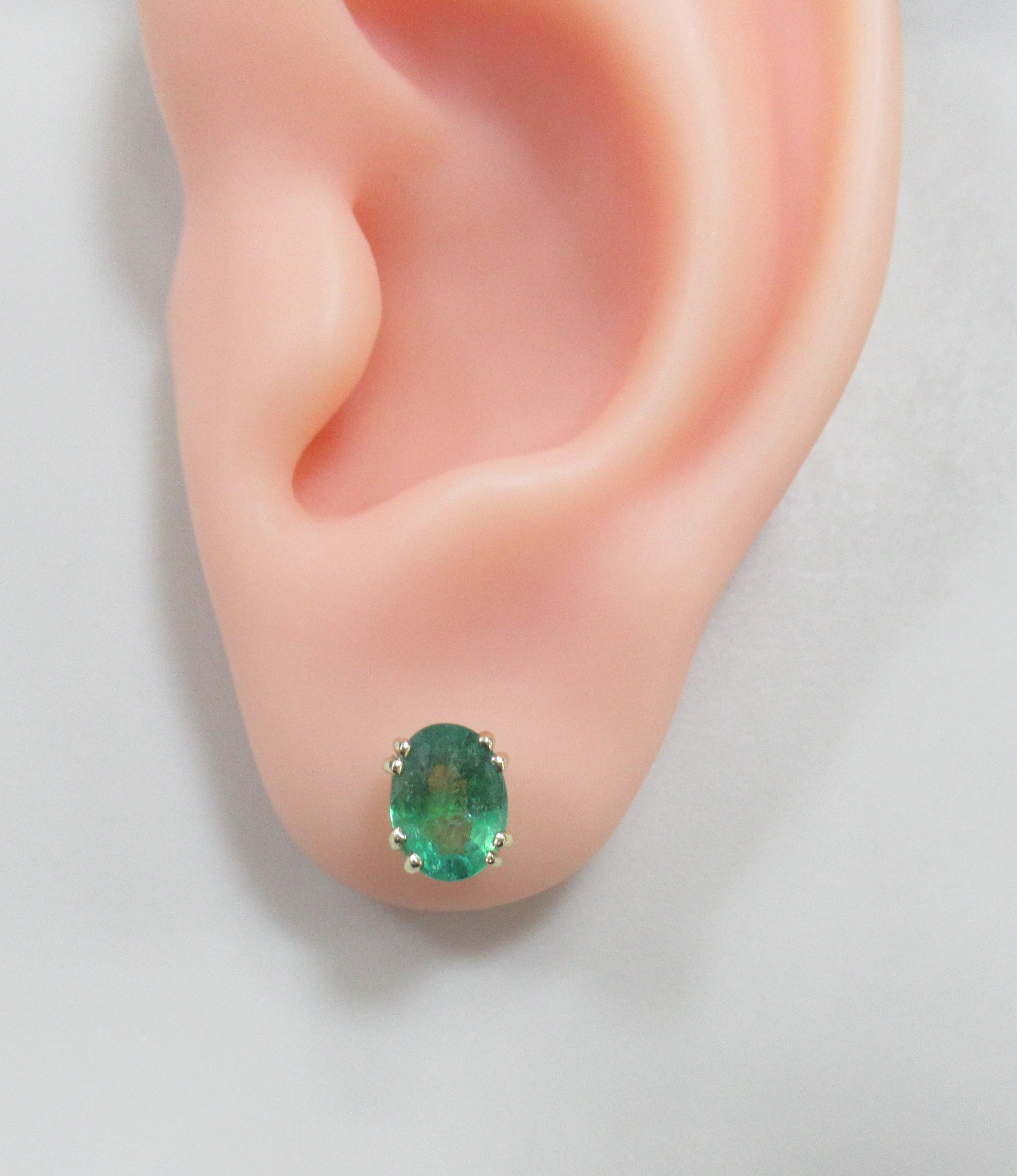 Серьги-пусеты из желтого золота с изумрудами